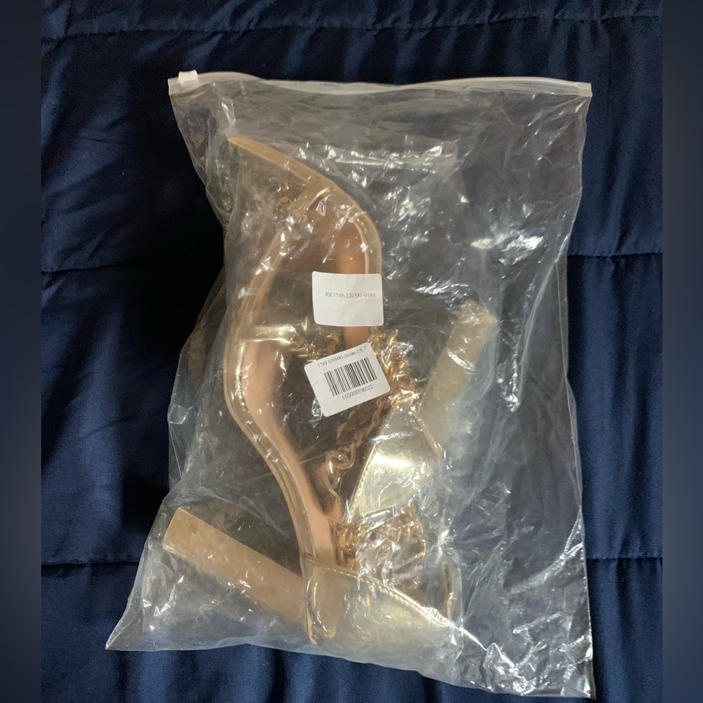 I forgot what website I ordered it on Size 7 gold